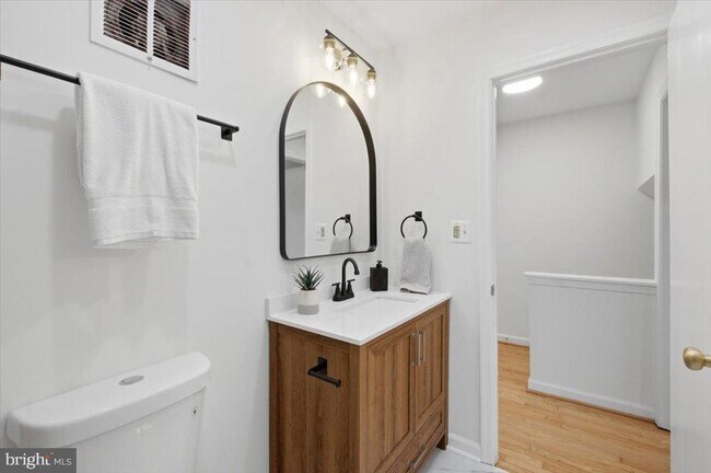 Building Photo - 8141 Kingsway Ct