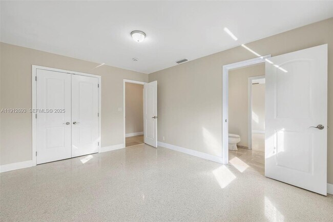 Building Photo - 633 Solar Isle Dr