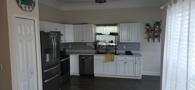 Building Photo - 6107 W 1st Manor