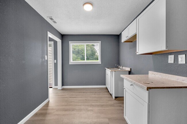 Building Photo - Move in Ready!   2 Bed / 1 bath Apartment