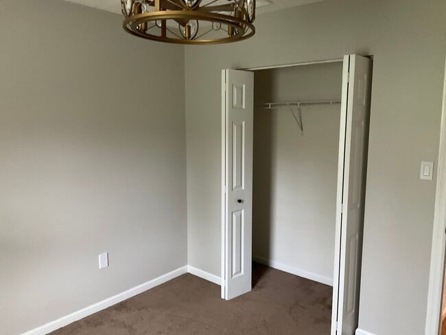 Building Photo - Large 3 Bedroom 2.5 bath townhome with additional finished room.