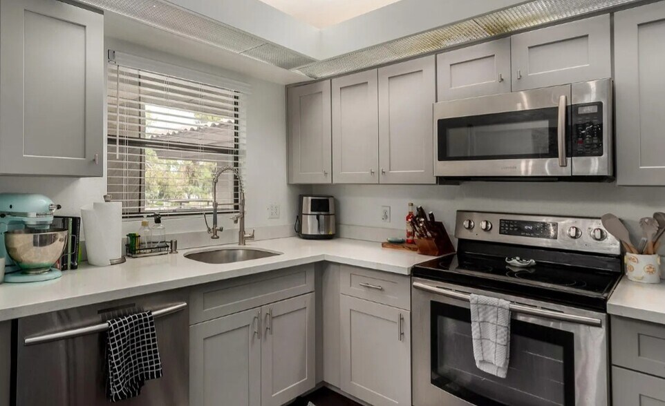 Updated Kitchen with stainless steel appliances - 5035 N 10th Pl