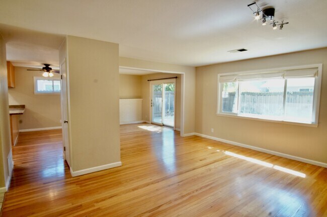 Building Photo - 2518 Loyola Dr