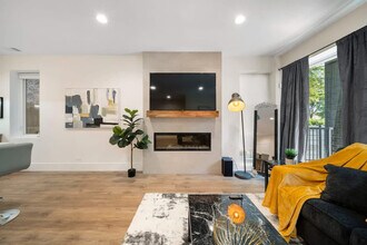 Building Photo - 2110 W Washington Blvd