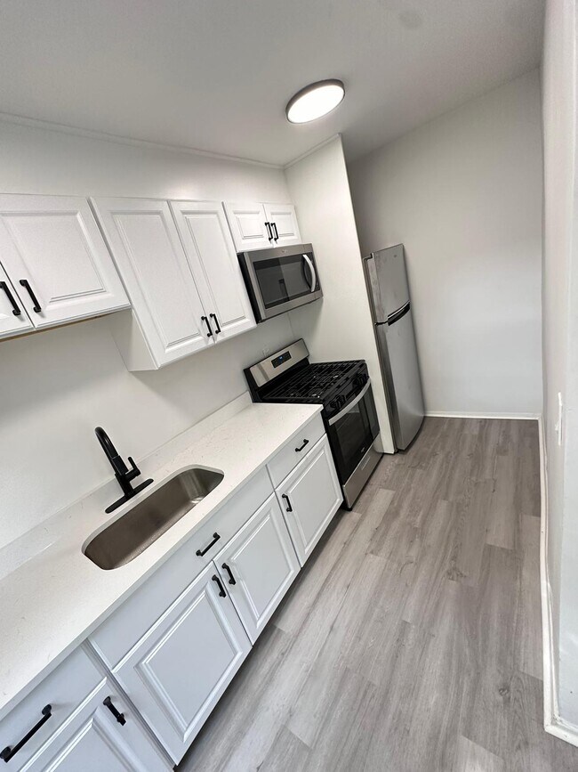 Building Photo - 109 S 7th Ave