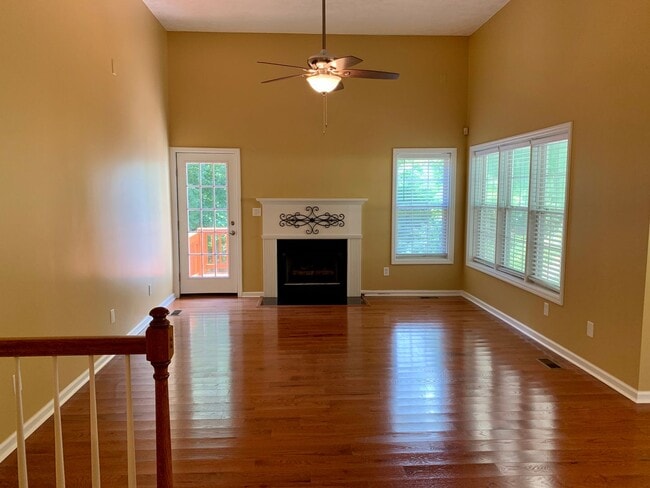 Building Photo - Lovely Tri-level Fayetteville Home
