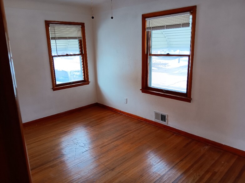 Building Photo - 640 N Summit St