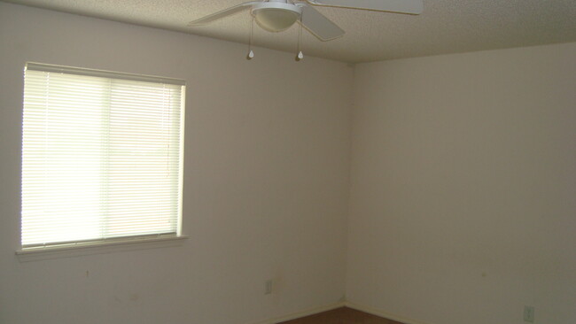 Building Photo - West El Paso 4 bed refrig A/C Home