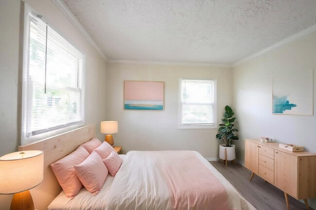 Building Photo - "Charming 2-Bed Duplex Retreat in Indianapolis - Cozy 728 Sq Ft Gem!"