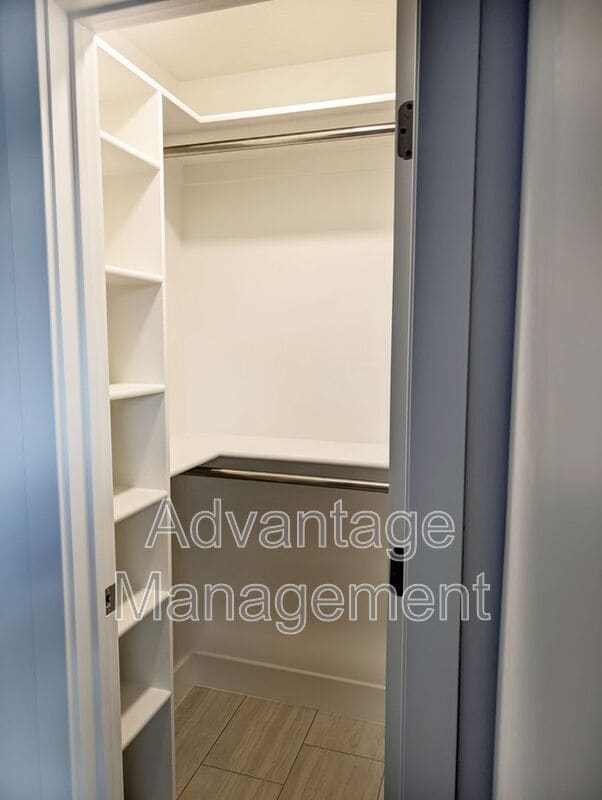 Building Photo - 469 E Elm St