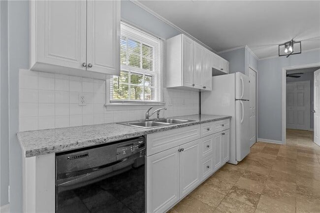 Building Photo - 4019 Shady Dr NW