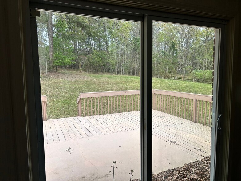 Building Photo - 5007 Spring Hill Dr