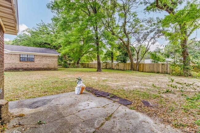 Building Photo - BRIGHT AND BEAUTIFUL DUPLEX CLOSE TO UWF!