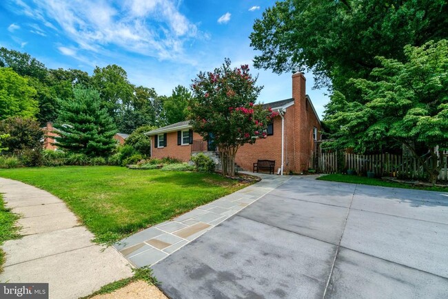 Building Photo - 821 N Latham St