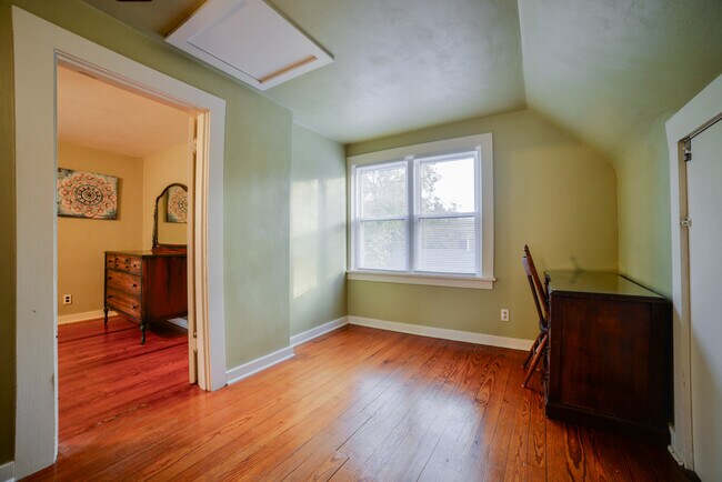 Building Photo - 818 Perry Ave