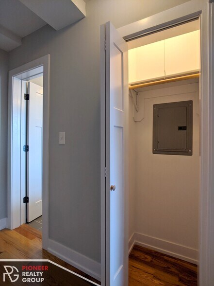 Building Photo - 557 W Arlington Pl
