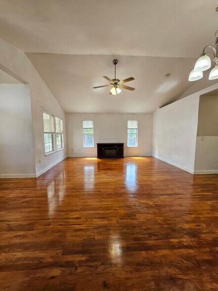 Building Photo - 3316 Golden Rain Dr