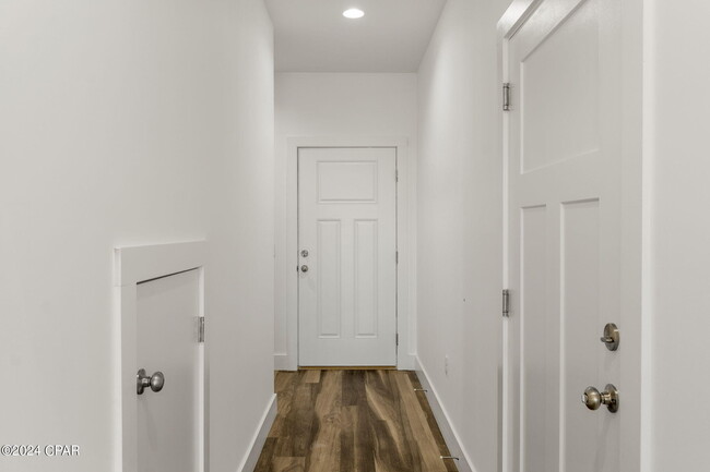 Building Photo - 6997 Patronis Dr
