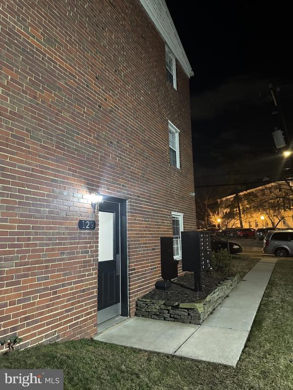 Building Photo - 129 S Courthouse Rd