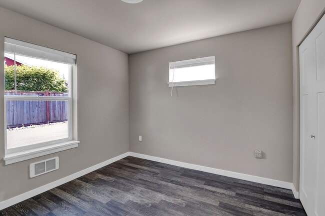 Building Photo - 2 Bed 2 Bath - A/C - Pet Friendly - Excellent Condition