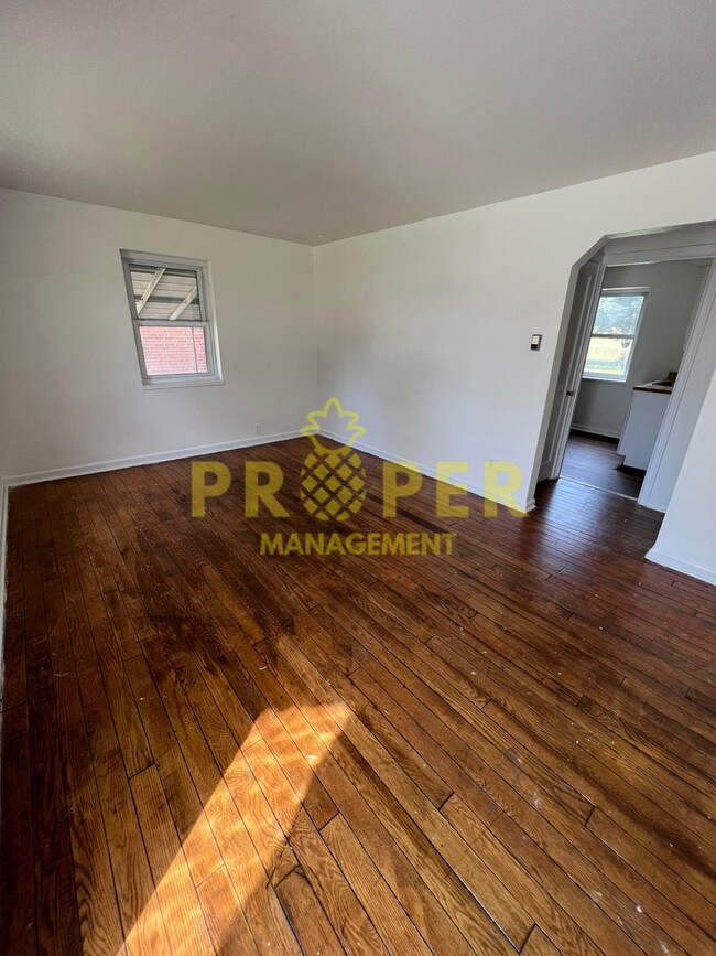 Building Photo - 3 bedrooms 1 bathroom house