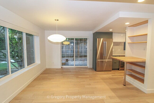 Building Photo - 604 9th Ave