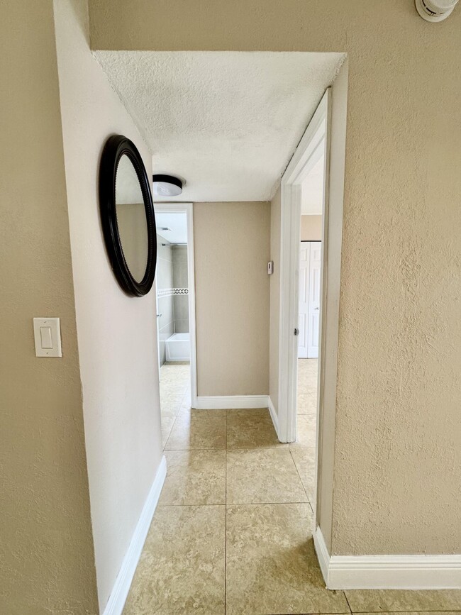 Building Photo - 10008 Twin Lakes Dr