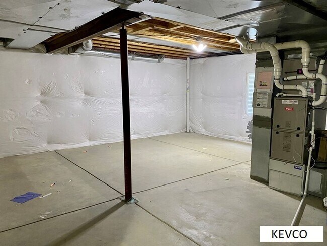 Building Photo - Amazing Three Bedroom Home With Office Space