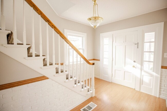 Building Photo - Beautiful three bedroom spacious house wit...