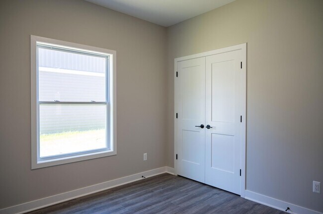 Building Photo - 8452 Oak Shade Cir