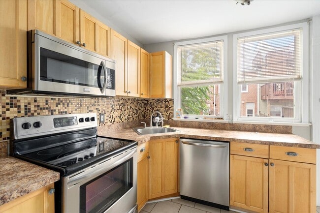 Building Photo - Stylish & Spacious 2 Bed, 1 Bath Home