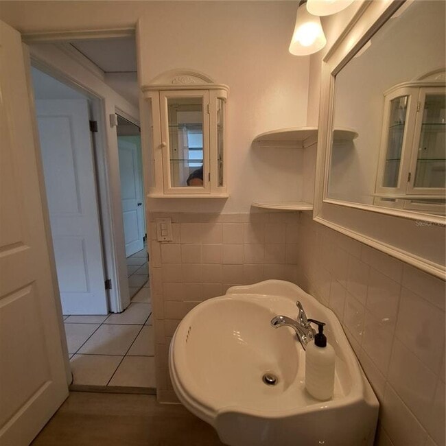 Building Photo - 627 61st Ave S