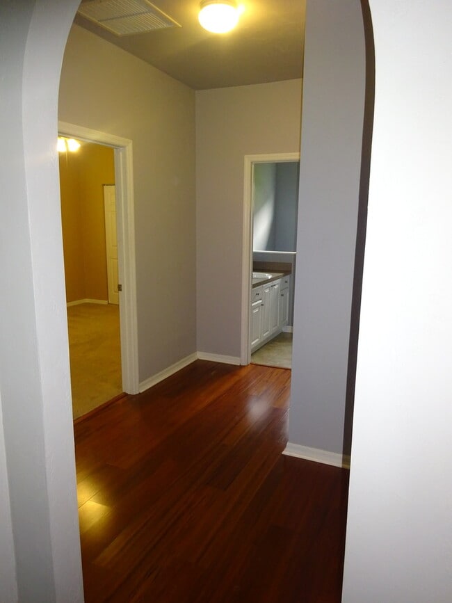 Building Photo - Great Home in Ellis Park. Sub Lease