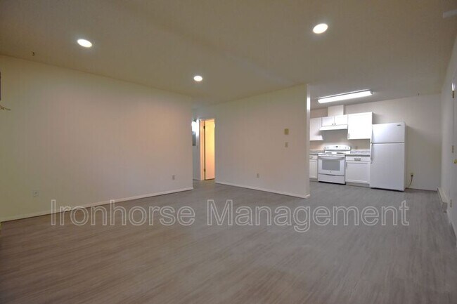 Building Photo - 811 W Villard St
