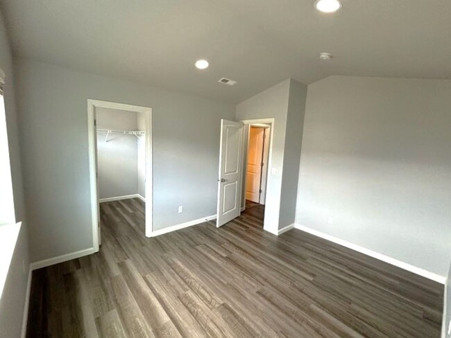 Building Photo - 4 bedroom 2.5 bathroom home in the heart o...