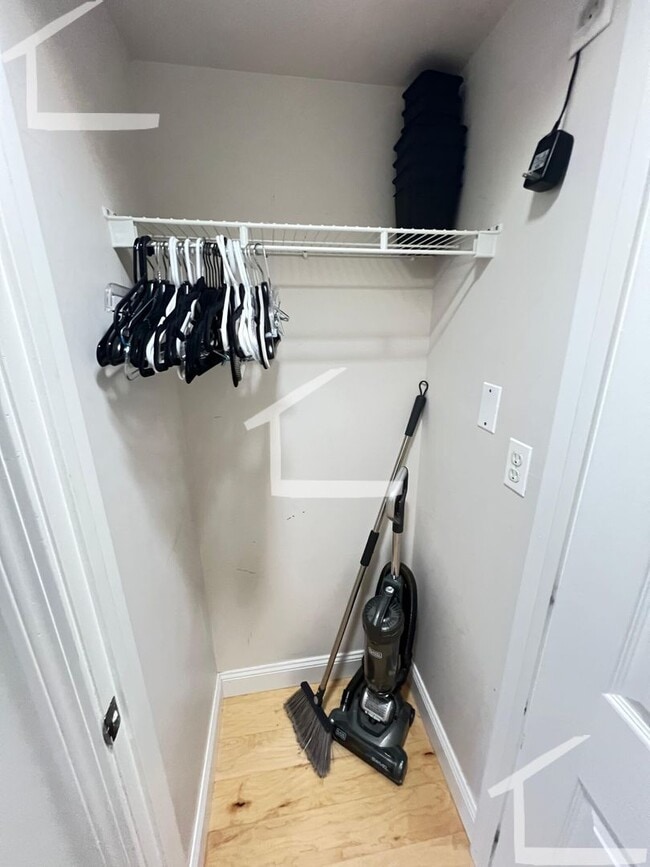 Building Photo - Great 1 bedroom condo available NOW - Northeastern