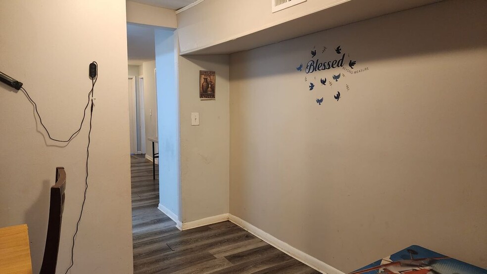 Building Photo - 7542 Meadow Ave