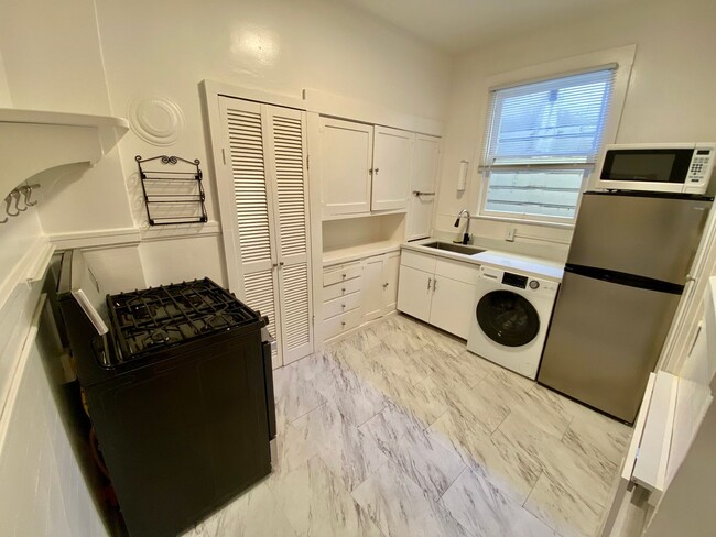 Building Photo - Bright, Renovated 1BD with In-Unit W/D and...