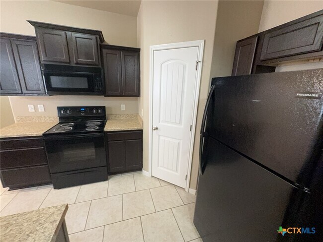 Building Photo - 1300 Vanguard Ln