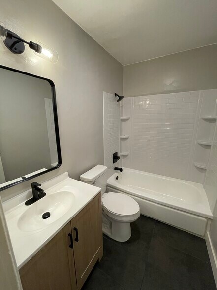 Full bath - 13118 Riverside Dr