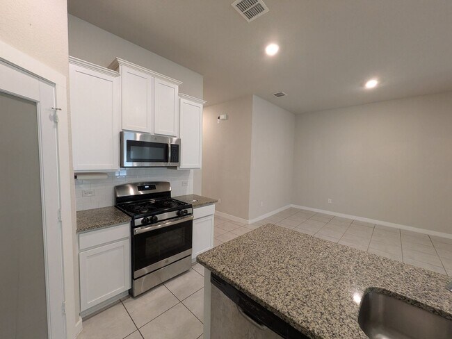 Building Photo - 1 story gem with quick access to Randolph!!