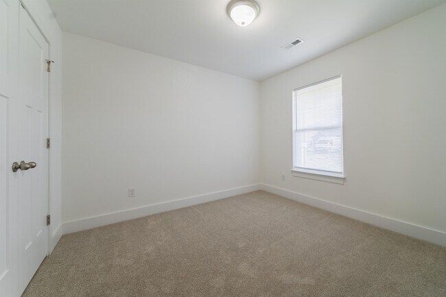 Building Photo - 1003 Magnificent Way