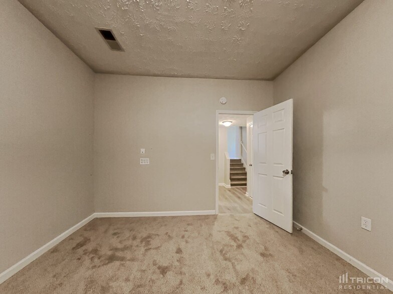 Building Photo - 15 Woodwind Dr