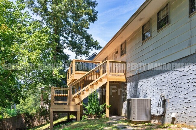 Building Photo - 313 Maple Way