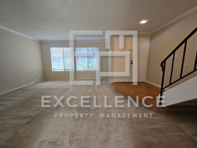 Building Photo - 3/1.5 Townhouse, 2 Car Garage, One Pet Neg...