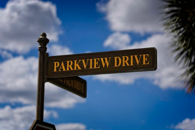 Building Photo - 6595 Parkview Dr