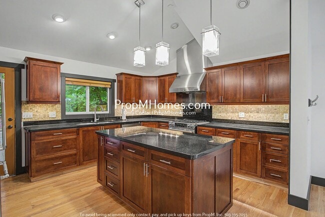 Building Photo - Unique Luxury Three Bedroom Home in Hallinan!