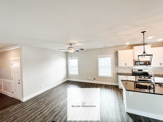 Building Photo - Charming Townhouse in Greer, SC