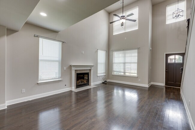 Building Photo - 1061 Daniel Ln