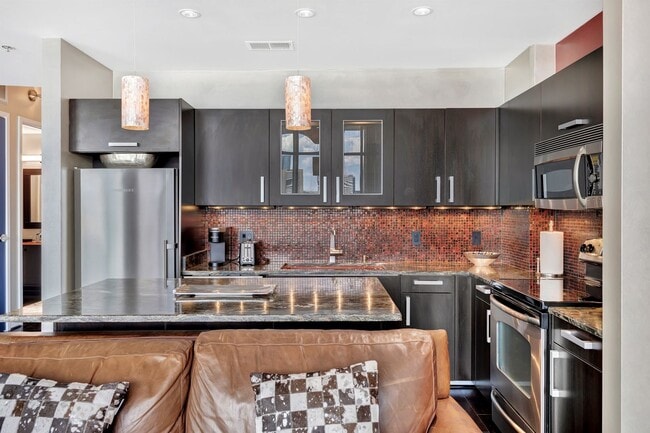 Building Photo - Fully Furnished 15th Floor Condo At Icon I...